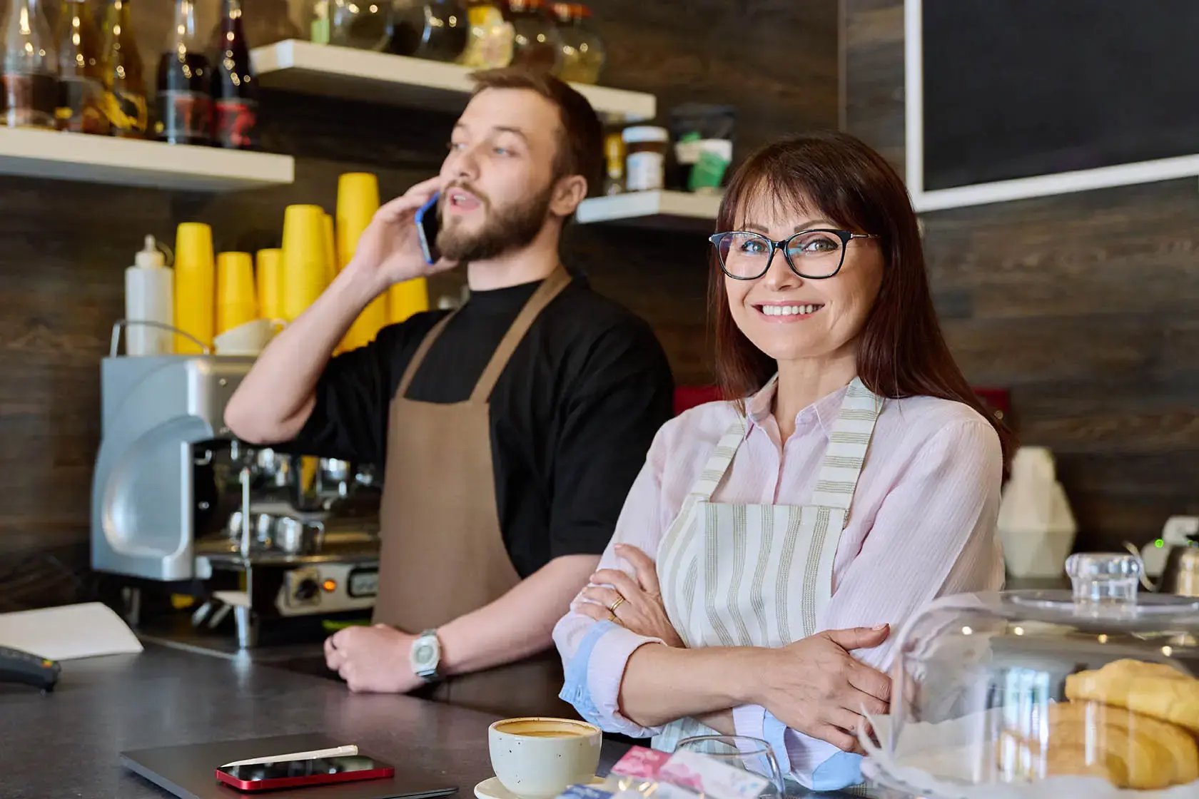Male and female café owners working behind the counter, representing 42 Advisory’s accounting and advisory support for cafés, restaurants, and retail businesses in Melbourne.
